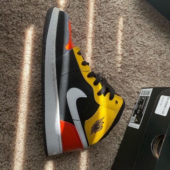 Nike Air Jordan 1 Mid - Picture 1 of 4